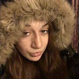 Meet your Posher, Caitlin